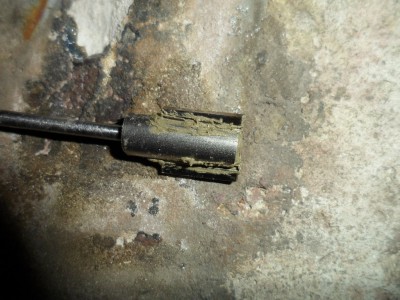 Bueno aquí vemos la fresa en la piedra o ladrillo refractario para poderla soldar, utilizare un soldador de oxigeno puro, explico butano y oxigeno puro que da unas calorías de asta casi 2000 grados para ponerla al rojo vivo color cereza claro justo el momento de la fusión de la plata en unos 650 a 700 grados centígrados instante justo que quedar unido el inserto al acero al carbono de la fresa la dejara con unas orejitas muy graciosas. je je je....