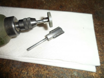 Comienza el tallado con disco de diamante que es en resumidas cuentas la mejor forma de tallar los aceros aleados metales duros inox. y multitud de materiales tenaces, con esto conseguiré unos buenos dientes que cortara la madera lo mejor posible aprovechado la inercia del giro de la fresadora.....