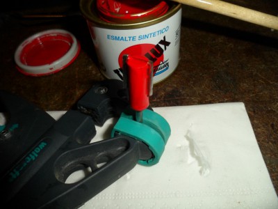 Buero y ahora armado de un botecito de pintura roja en esmalte brillo y digo porque no pues la pinto como las industriales que venden pues dicho y hecho no se si quedara bien pero se vera a dos mil metros de distancia y no me cortare al pasar la madera en la fresadora, y dirá estoy aquí colocada cuidadito que corto.....