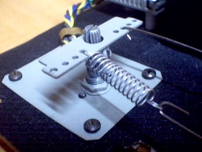 potenciometro de 10k para controlar la velocidad atraves de la base del transistor. el pote es doble y la resistencia inferior due reemplazada por una pieza de pertinax de la misma forma. esta pieza tiene impresas de los dos lados unas pistas y aprovechan