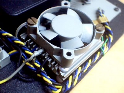 el regulador de velocidad: es simplemente un disipador con un transistor 2n3055 cuya base es controlada por un potenciometro de 10k