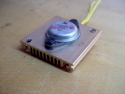 transistor de potencia colocado en el disipador
