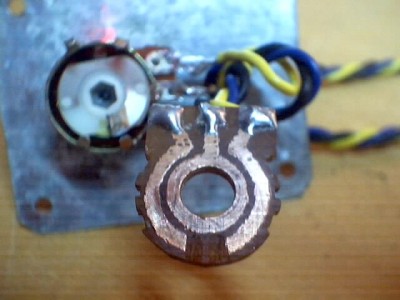 parte hecha con pertinax que seria la llave doble n/C para controlar los relays de inversion de marcha