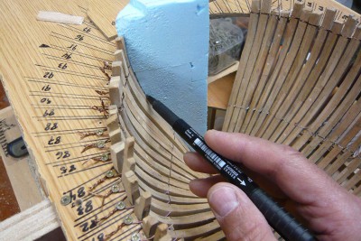 Encajado el taco de poliestireno en su sitio, con un rotulador marco el contorno de la cuaderna por la cara interior y la exterior,  y el de la roda.