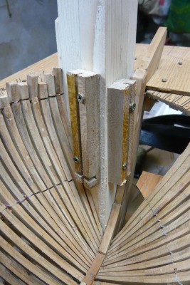 Para sujetar firmemente el taco al tornillo del banco de trabajo y poderlo tallar…” con facilidad”, le he colocado unos listones de madera a cada lado.