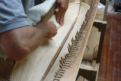 Uno de los listones en plena faena de lijado.