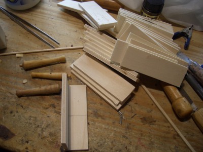 La madera cortada toda igual con el fin de sujetarlas en el tornillo de banco de tres en tres.