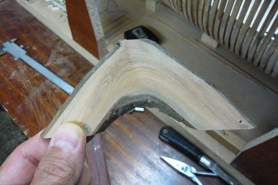 De una horquilla de cerezo con la forma  aproximada de la planta de la buzarda, he cortado una pieza de madera del espesor necesario. En este caso de 5,5 mm.