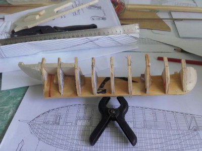 Le añadoun suplemento de madera de balsa para la prolongaión de popa