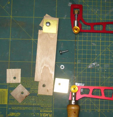varias tablitas de distinto espesor para regular el ancho de corte