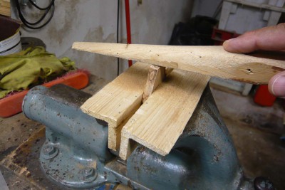 Después de cortar, con la lima de lija ajusto los bordes hasta que la pieza encaja entre los baos.