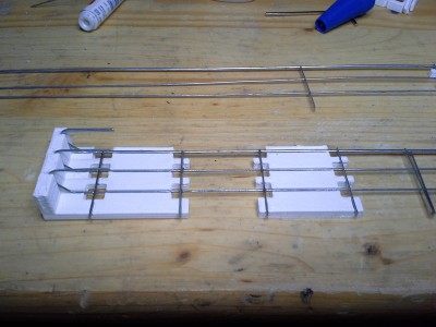 Proceso de montaje y pegado de las barandillas de la cubierta de la superestructura utilizando plantillas fabricadas con la impresora 3D.