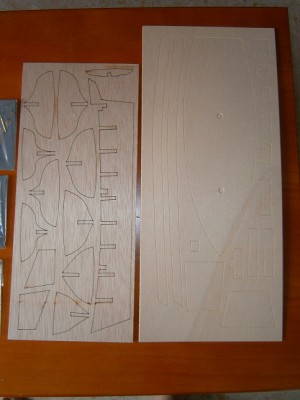 Tablones de madera, de 0.4 para las cuadernas y la quilla, y de 0.2 para la cubierta y los habitaculos. La de 0.2 algo revirada, pero muy poco.