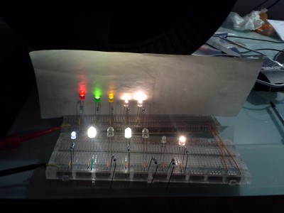 Led para luces de navegación con un papel por delante para apreciar la intensidad de la luz.