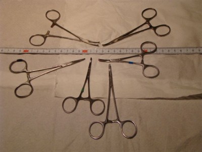 Estos son los famosos mosquitos. Son unas pinzas de forcipresión para<br />pequeña y precisa cirugía. Sirven para hacer hemostasia puntual (<br />coagulación de pequeños vasos ), pero me son de una enorme utilidad para<br />manipular piezas muy pequeñas como veremos.
