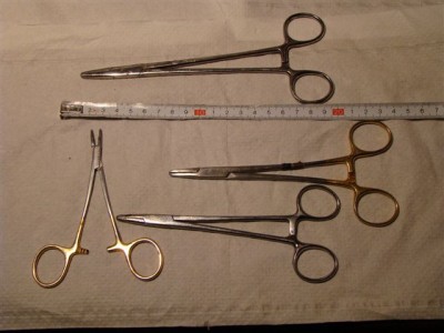 Portagujas.  Sirven para suturar. En modelismo los utilizo para ¨cazar¨ y<br />dominar las maderitas, clavitos o trozos de alambre.