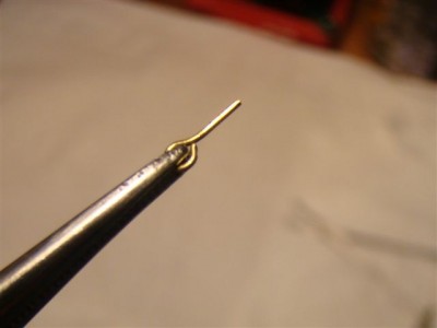 Detalle de mosquito recto agarrando un cáncamo a punto de ser colocado.<br />Espero que os haya servido este ¨cursillo rápido¨ sobre material quirurgico<br />aplicado al modelismo naval.<br />Cordialmente.