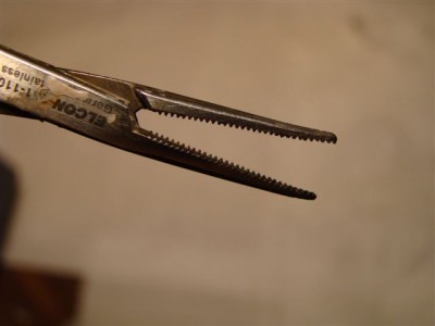 Detalle de mosquito recto abierto. Ver detalle de los dientes qe sirven para<br />agarrar perfectamente
