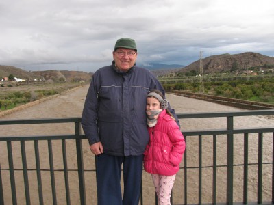 Dando un paseo con mi nieta fuimos a ver el río Andarax,  pasa por mi pueblo y hacia casi 20 años que no bajaba con tanto caudal.