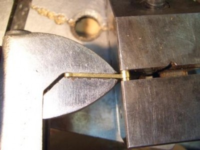 Enderezado con una llave inglesa  que permite dosificar la fuerza