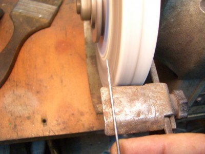 A `partir de un trozo de cuerda de piano de 1,5 mm  fabrico un punzon como extractor