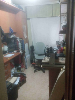 y este es mi taller,a la izquierda la zona de almacenaje y trabajo y a la dercha la zona de maquinas y ordenador