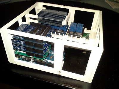 Armazón con todas las placas colocadas. En primer plano: arduino, wireless shield, y 3 relay driver shield para las luces. Al fondo módulo de relés y dos placas donde irán las resistencias de los leds.