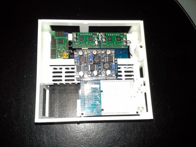 Vista inferior del armazón: placa de control de servos, dos placas de control de motores, reguladores de tensión y Arduino mega (de izquerda a derecha y de arriba a abajo).