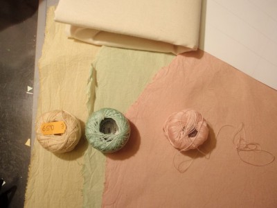 Las tres piezas de lino ya teñidas. El trozo de arriba es el color original de la tela.