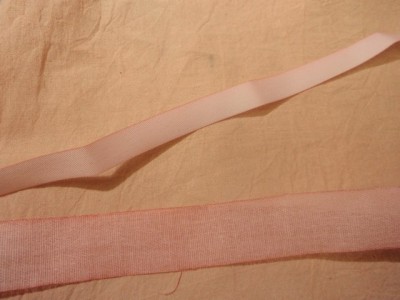 Al ser diferente tejido el lino y las cintas cogieron distintas tonalidades. Desecho este método.