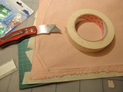 Antes de cortar la tela le pongo unas tiras de cinta de carrocero para evitar deshilaches.