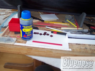 Después de hacer los agujeros se pasa un tinte wengé muy diluido para matar un poco el rojo.