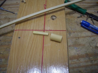 Con cuatro tablitas pegadas al rededor de un cuadrado con las medidas de la base de la balaustra.