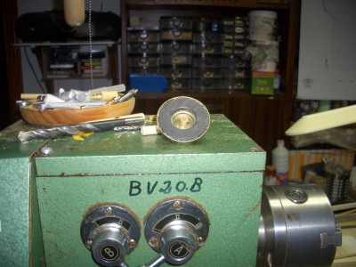 La pieza de madera con el rodamiento y acoplada en la pieza magnética.