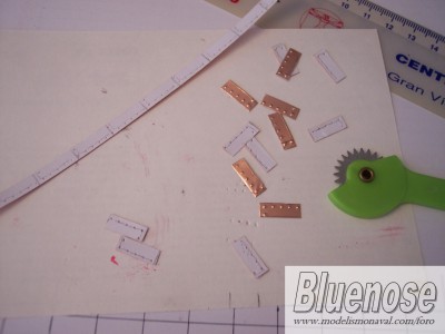 La tira es de 5mm de ancho y la recorto a 14mm. Marco los remaches que con esta rueda quedan un poco grandes