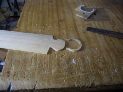 El asa lo hago de madera por no tener alambre de ese grueso.