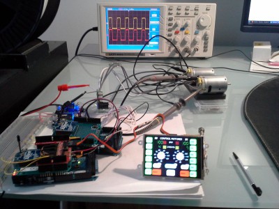 Montaje completo: pantalla táctil, los dos Arduino comunicándose de forma inalámbrica, el controlador de motores y los dos motores monitorizados con el osciloscopio.