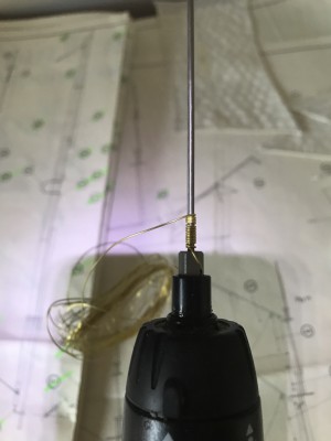 Luego solo hacemos girar el destornillador, teniendo el alambre bien templado