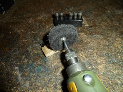 Mini herramienta puesta en un torno de proxxon con la pinza de 2.50mm vista general de como queda no es necesario decir que puede ser no proxxon je je je....