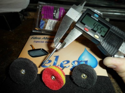 Cabeza a 4,50 mm pero para pasar a 4 mm como dije en anterior paso tiene que ser lijado un poquito bueno si sois listos que lo sois a lo mejor dais con un remache de cabeza a 4 mm pero no es necesario ya lo veis.