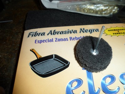 Fibra abrasiva negra disco vellón mini herramienta terminada. Ahora toca decir que igual que es estropajo, puede ser fieltro, lana, etc..... La imaginación al poder.