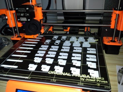 Piezas del mecanismo interno durante la impresión 3D