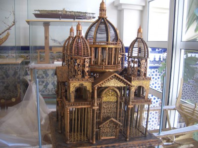 Esta especie de basílica en forma de jaula la copie de una jaula de adorno francesa del siglo XIX.