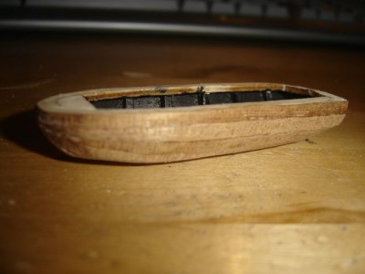 Después he cubierto el conjunto con forro de nogal y he &amp;quot;calafateado&amp;quot; el interior del bote