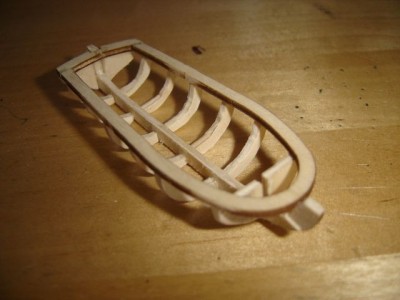 Lo primero que he hecho es una falsa quilla con minicuadernas en madera de balsa.