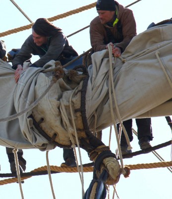 En el centro puedes ver el puño de escota de la vela de gavia de la Hermione