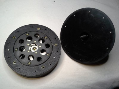 El cuerpo del rotor y la tapa del rotor en la que se aloja la palanca de control.