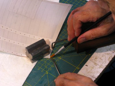 Formando el puño con la relinga, es un puño simplificado y en esta fase no se cierra, se hace después por costura.