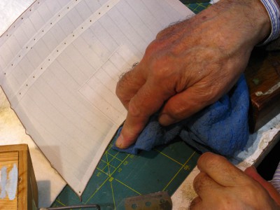 Hay que limpiar, con una bayeta húmeda, constantemente la plancha de apoyo