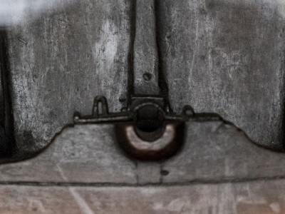 Aquí se ve desde arriba con detalle el herraje superior.
